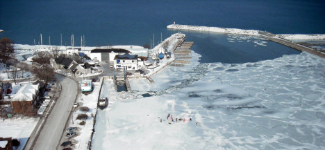 Photo: Roger Klein Icefishing468